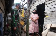 Melihat Kondisi Rumah ibu Siti Hajar,Dandim Berencana akan merehabnya