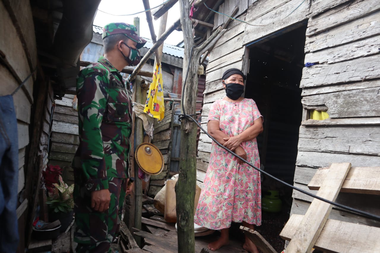 Melihat Kondisi Rumah ibu Siti Hajar,Dandim Berencana akan merehabnya