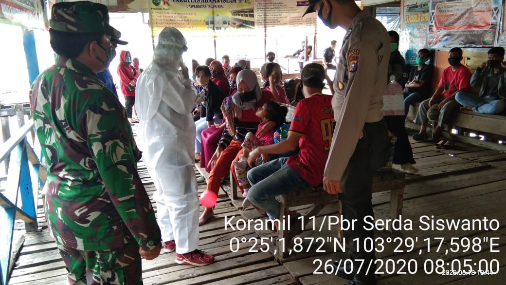 Di Pelabuhan Kayu KM 00 Dilaksanakan Protokol Kesehatan Babinsa Koramil 11/Pulau Burung