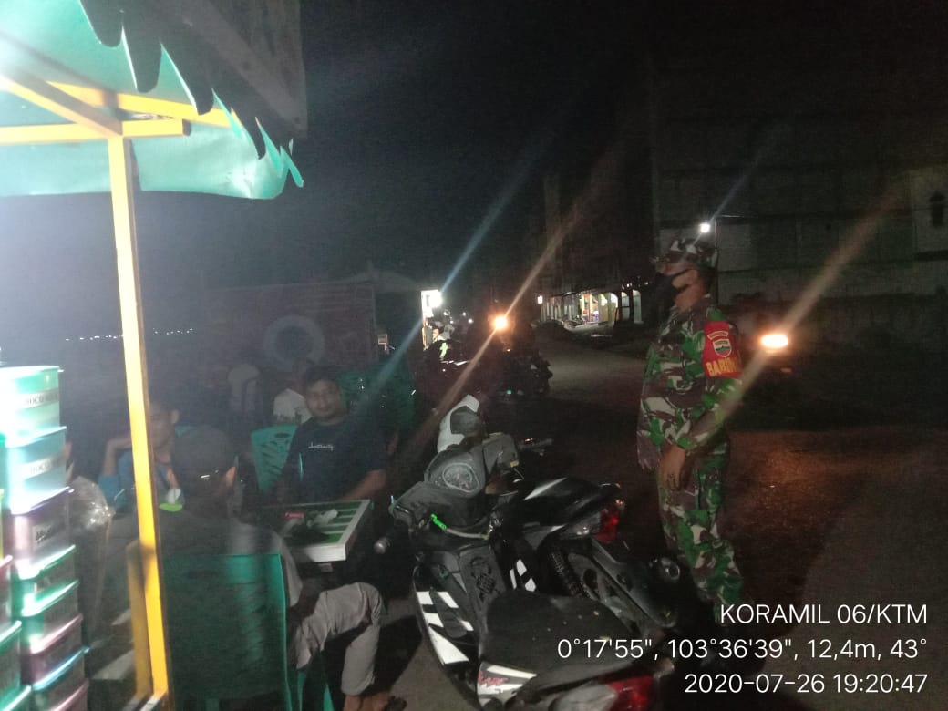 Aksi Babinsa Koramil 06/ Kateman Serda Lendi Fiter Sirimba Melaksanakan Himbauan Protokol Kesehatan di Malam Hari