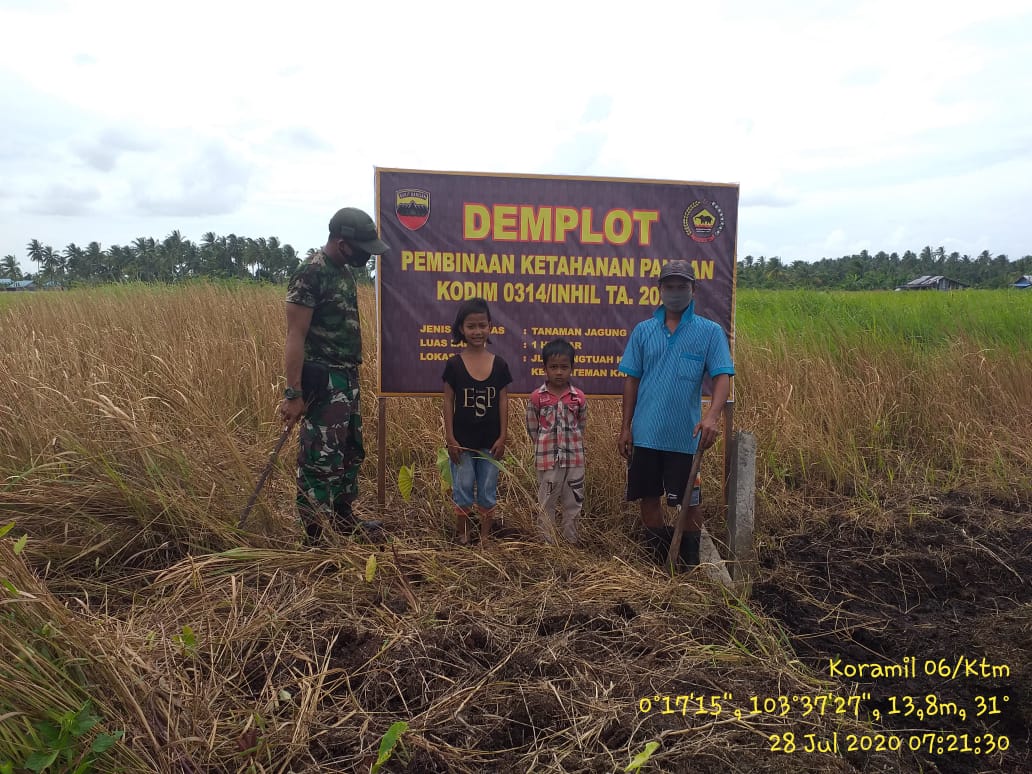 Tingkatkan Ketahanan Pangan, Babinsa Tagaraja Motivasi Warga Desa di Sektor Pertanian