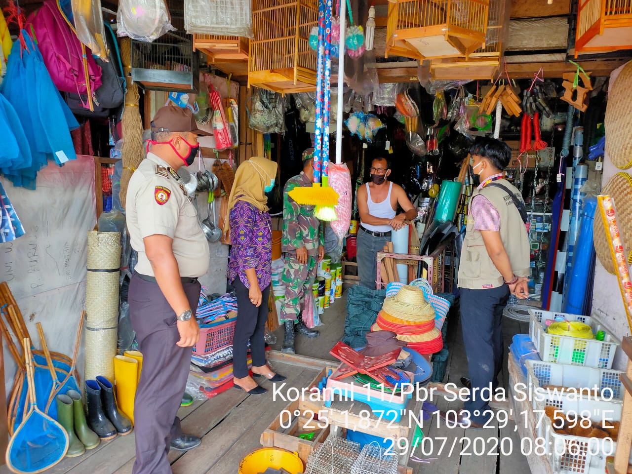 Babinsa Koramil 11 Pulau Burung Terus Edukasi Warga tentang protokol kesehatan