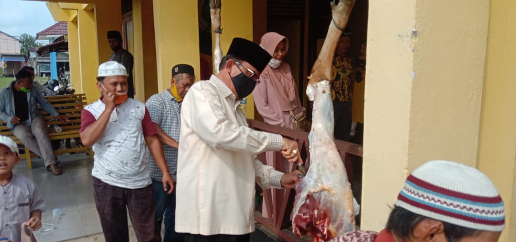 Bentuk Kepedulian Terhadap Masyarakat, Golkar Inhil Potong 3 Ekor Sapi Hewan Kurban