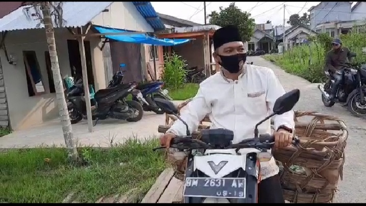 Bagikan Ratusan Bungkus Daging Kurban,Ardi Berharap IWO Inhil Terus Berbagi Kepada Masyarat