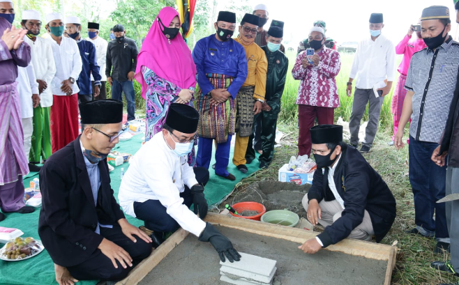 Bupati HM Wardan Letakkan Batu Pertama Rumah Tahfiz di Pulau Palas