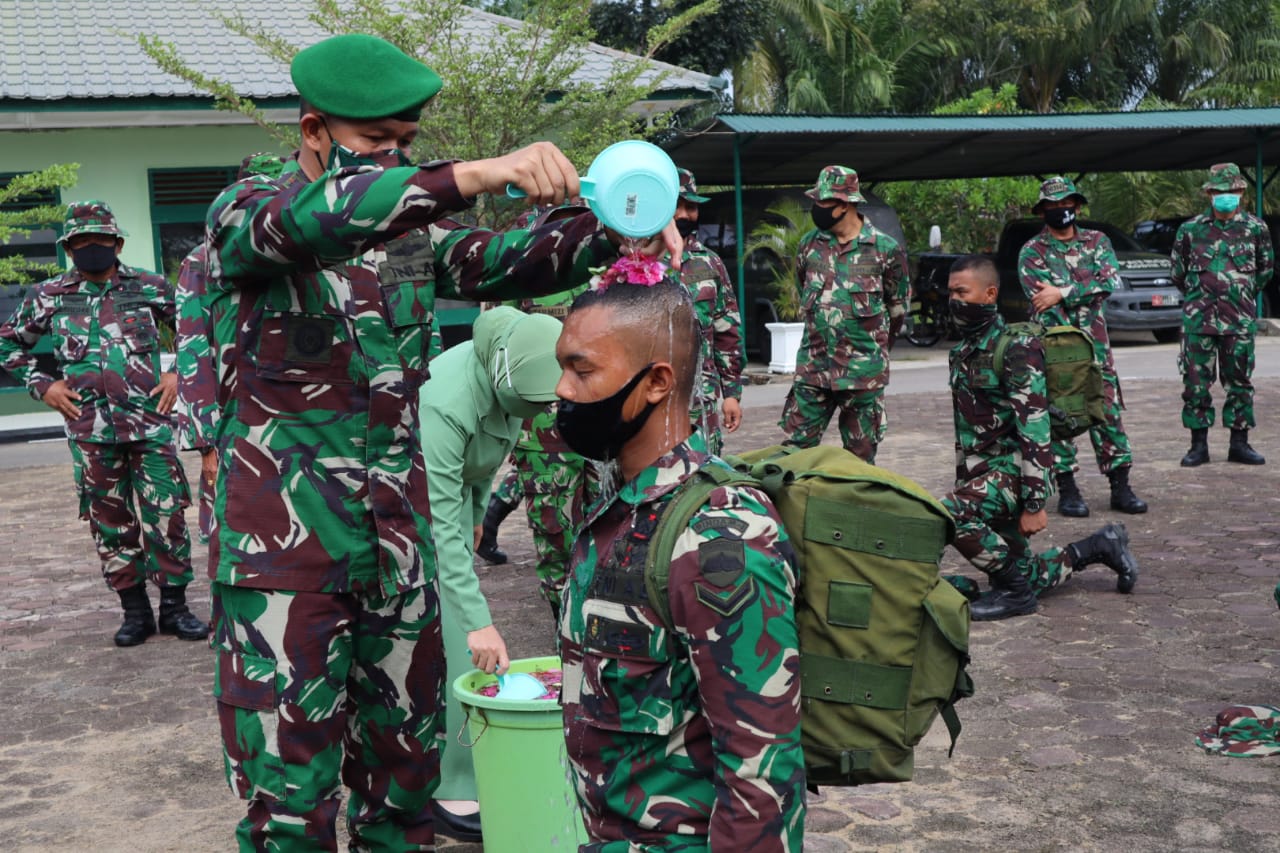 Dandim 0314/Inhil Letkol Inf Imir Faishal menerima anggota baru Kodim 0314/Inhil dengan tradisi satuan