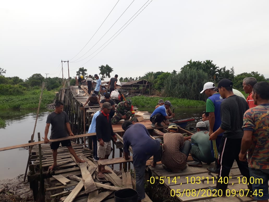 Serka Sasmito ikuti gotong royong perbaikan jembatan sungai Rawa Belantaraya.