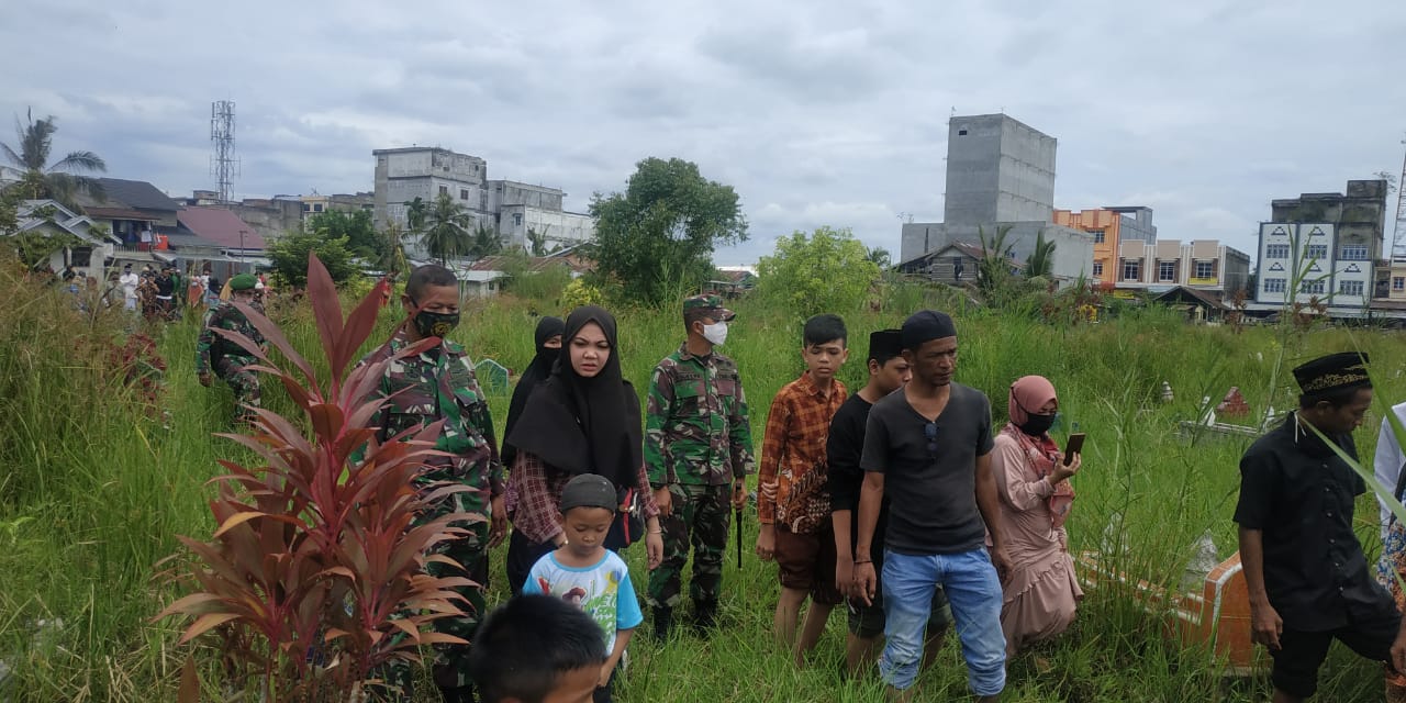 Dandim 0314/Inhil Menghadiri prosesi pemakaman Istri  personil Koramil 01 Tembilahan Serma (Purn) Idham Rizal