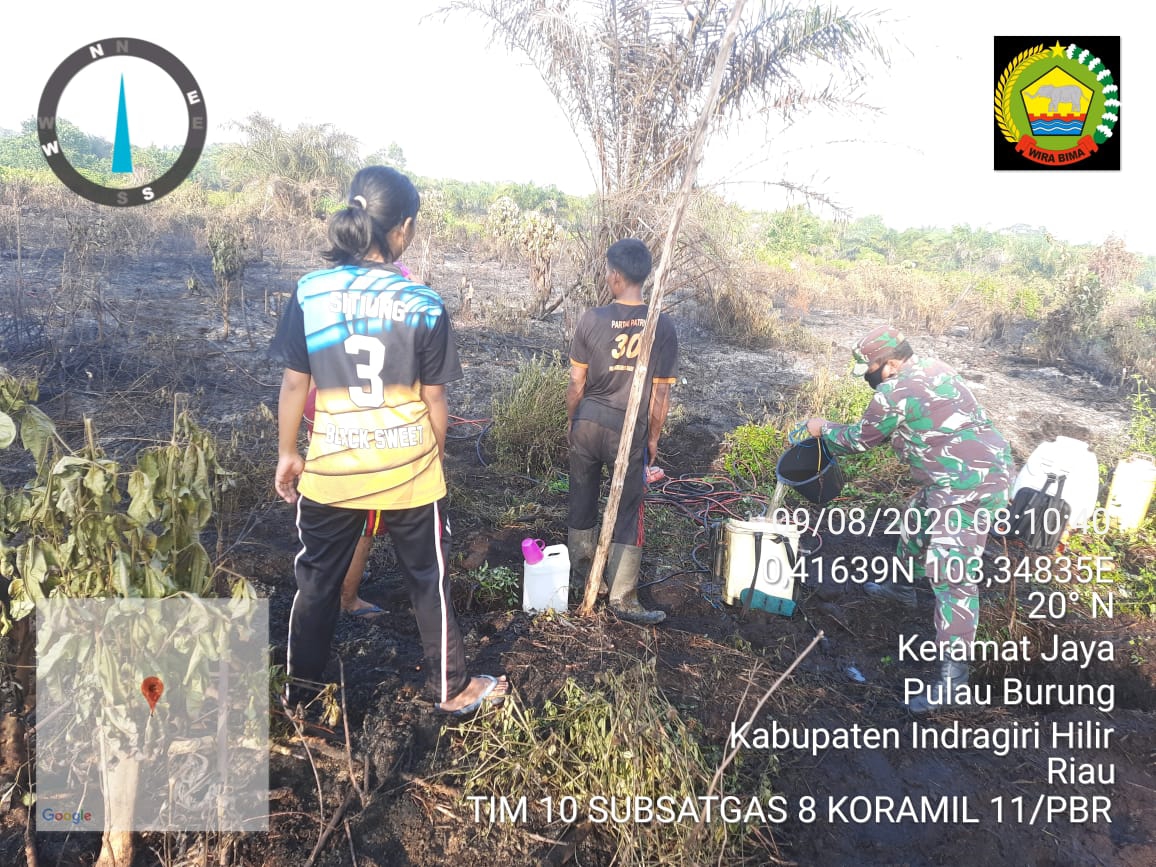 Babinsa Koramil 11/Pulau Burung Berjibaku memadamkan Titik api di Desa Sukoharjo