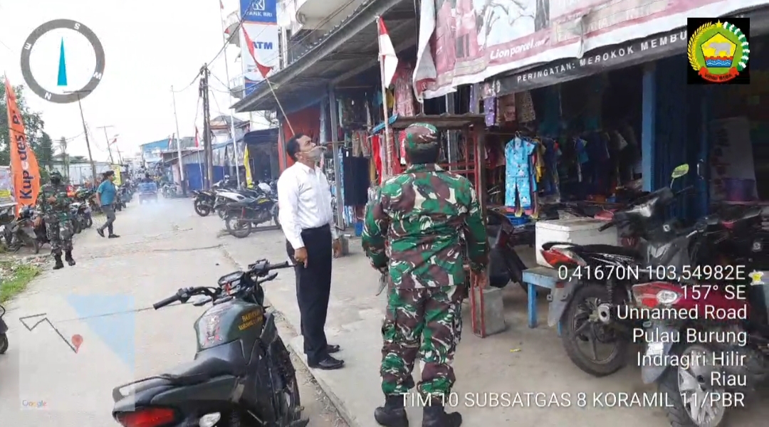 Babinsa Koramil 11 Pulau Burung Melaksanakan Penertiban Pemasangan Bendera Merah Putih