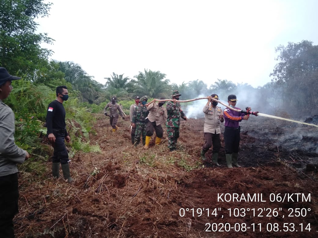 Babinsa Koramil 06/Kateman melaksanakan Pemadaman titik api di Desa Sapta mulia Jaya di Hari Ke - 3