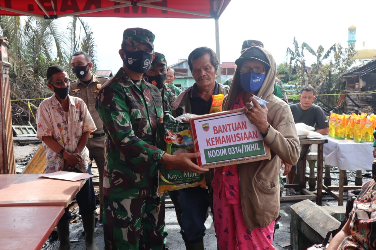 Dandim 0314/Inhil Berikan Sagu Hati kepada Korban Musibah Kebakaran