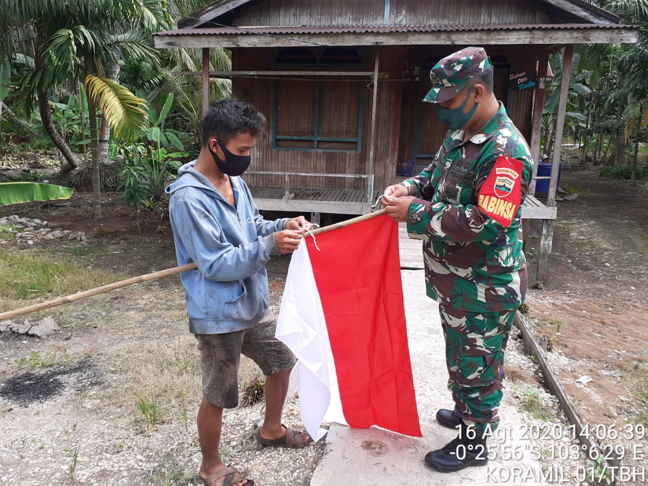 Babinsa Koramil 01 Tembilahan Bagikan Bendera kepada warga