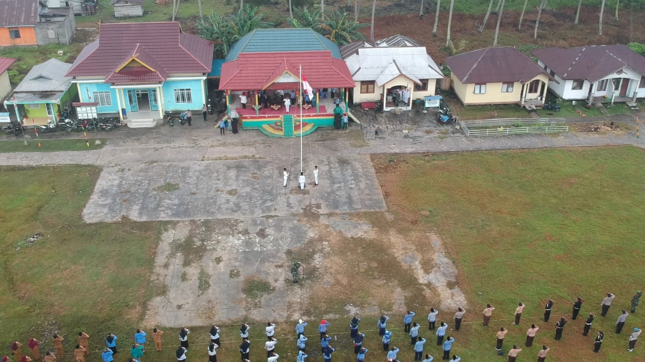 Upacara Pengibaran Bendera detik detik proklamasi HUT RI ke - 75 di kecamatan Pulau Burung