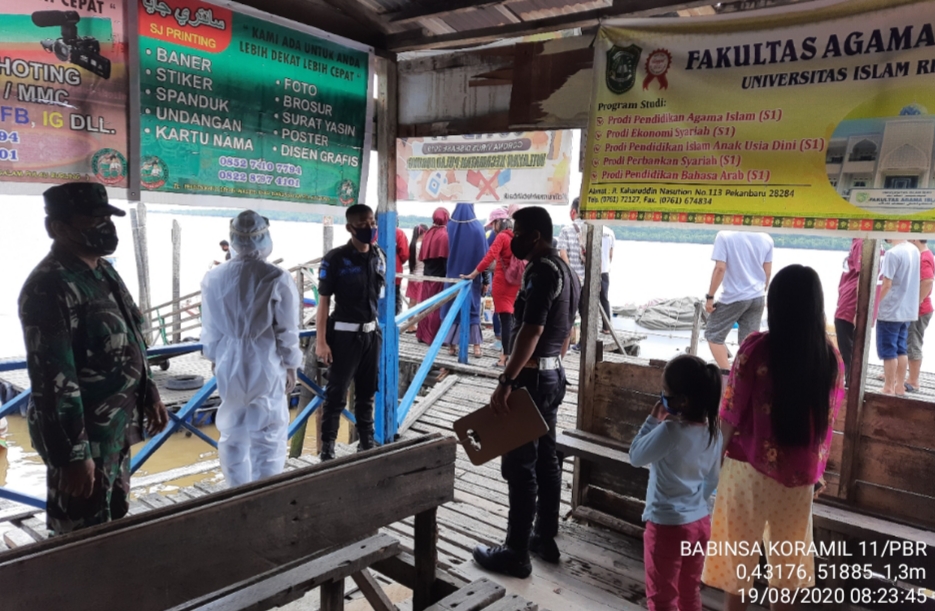 Babinsa Koramil 11 Pulau Burung Bantu Penerapan Protokol Kesehatan di Pelabuhan 00