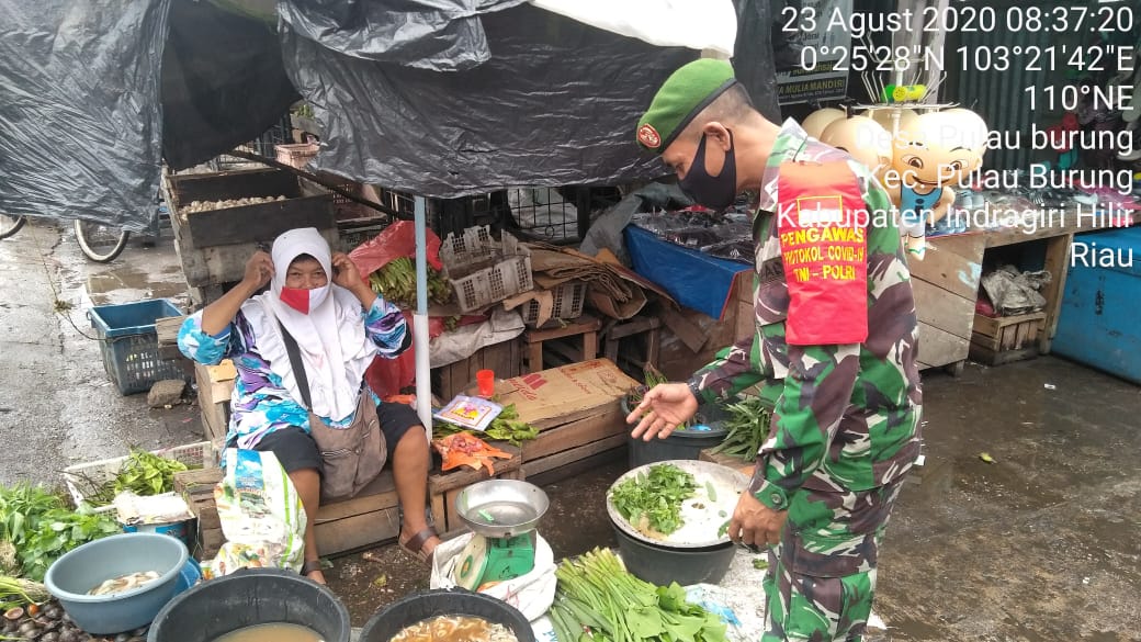 Kawasan Pasar Parit 1 Lokasi Pengawasan Protokol Kesehatan Terpadu Personil Koramil 11/Pulau Burung