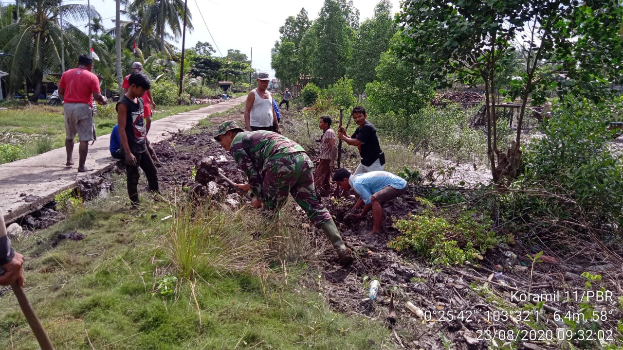 Cegah Intrusi Air Laut,Babinsa Koramil 11 Pulau Burung Serda Supandi Jaya Ajak Warga Bangun Tanggul Penahan