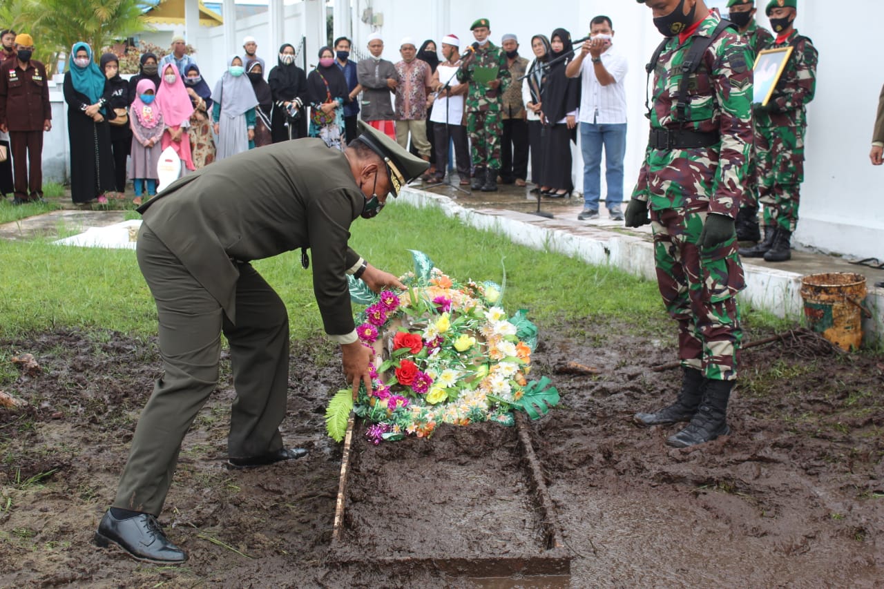 Kasdim 0314/Inhil Pimpin Prosesi Pemakaman Veteran Secara Militer