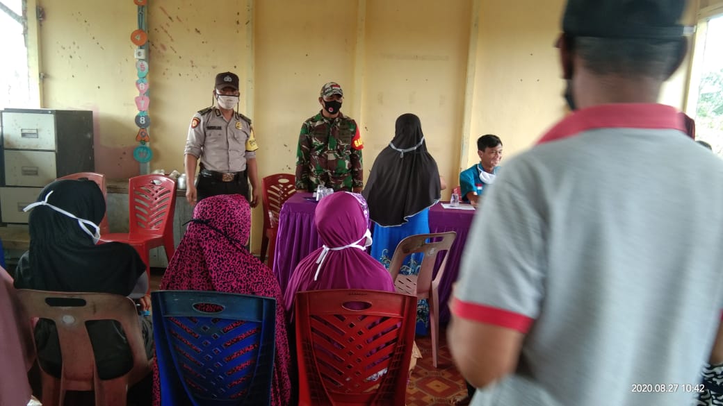 Babinsa Teluk Nibung Koramil 11/Burung Bantu Penyaluran BST Tahap 4 dan 5