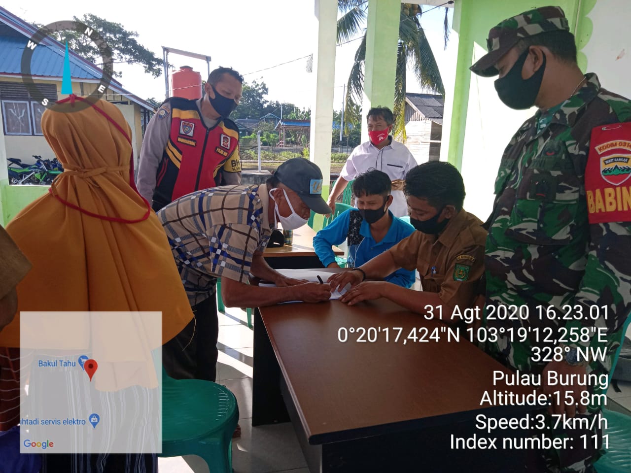 Babinsa Sapta Jaya Koramil 11/Pulau Burung mendampingi Penyaluran BST