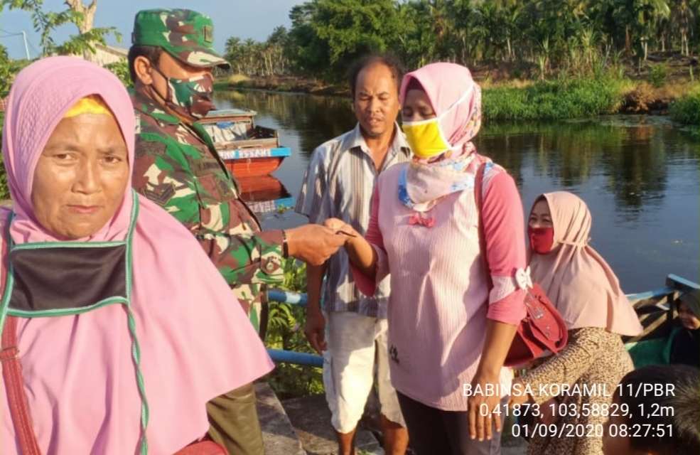 Babinsa Koramil 11/Pulau Burung himbau warga tetap patuhi protokol kesehatan