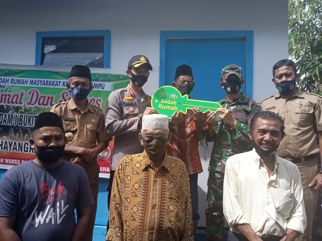 Dandim 0314/Inhil Letkol Inf Imir Faishal bersama Kapolres Inhil AKBP Dian Setyawan meresmikan program bedah rumah warga kurang mampu