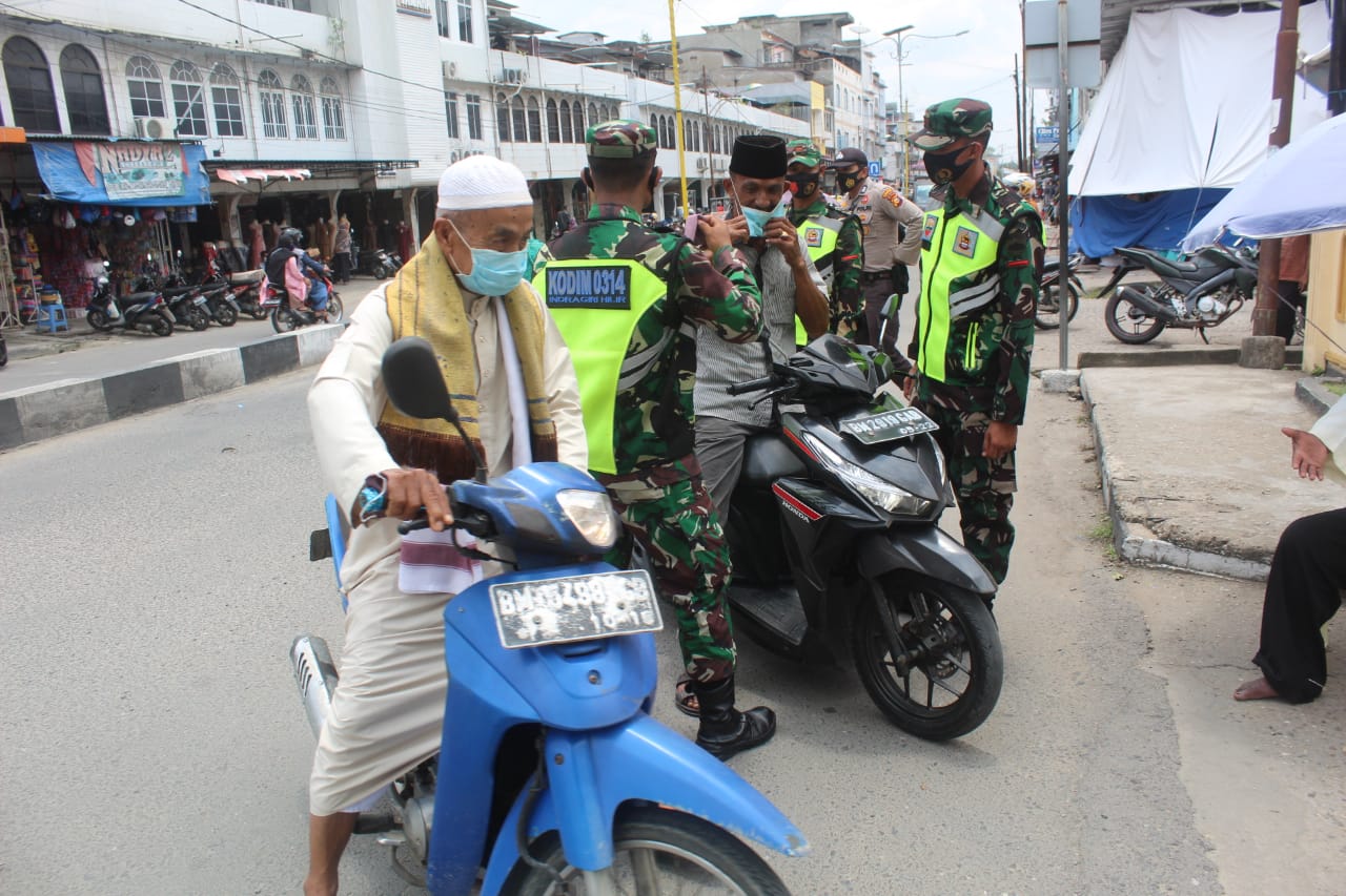 Kodim 0314/Inhil bersama Polres Inhil melaksanakan sosialisasi 4 M dan membagikan masker kepada para jamaah sholat Jumat