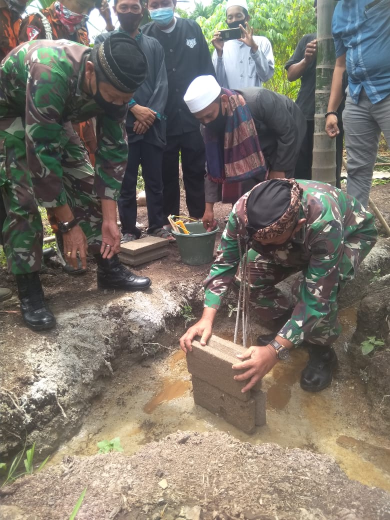 Mewakili Dandim, Kasdim 0314/Inhil Letakkan Batu Pertama Pembangunan Ponpes Shadiqul Amin