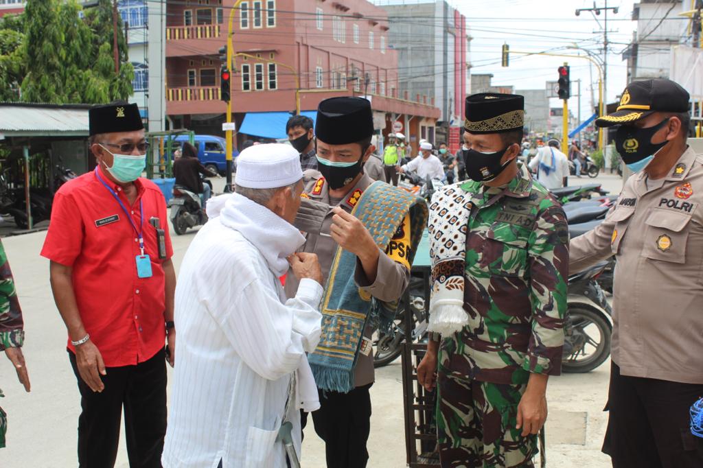 Dandim bersama Kapolres Inhil Bagikan Masker Kepada Jamaah Masjid Sebelum Sholat Jumat
