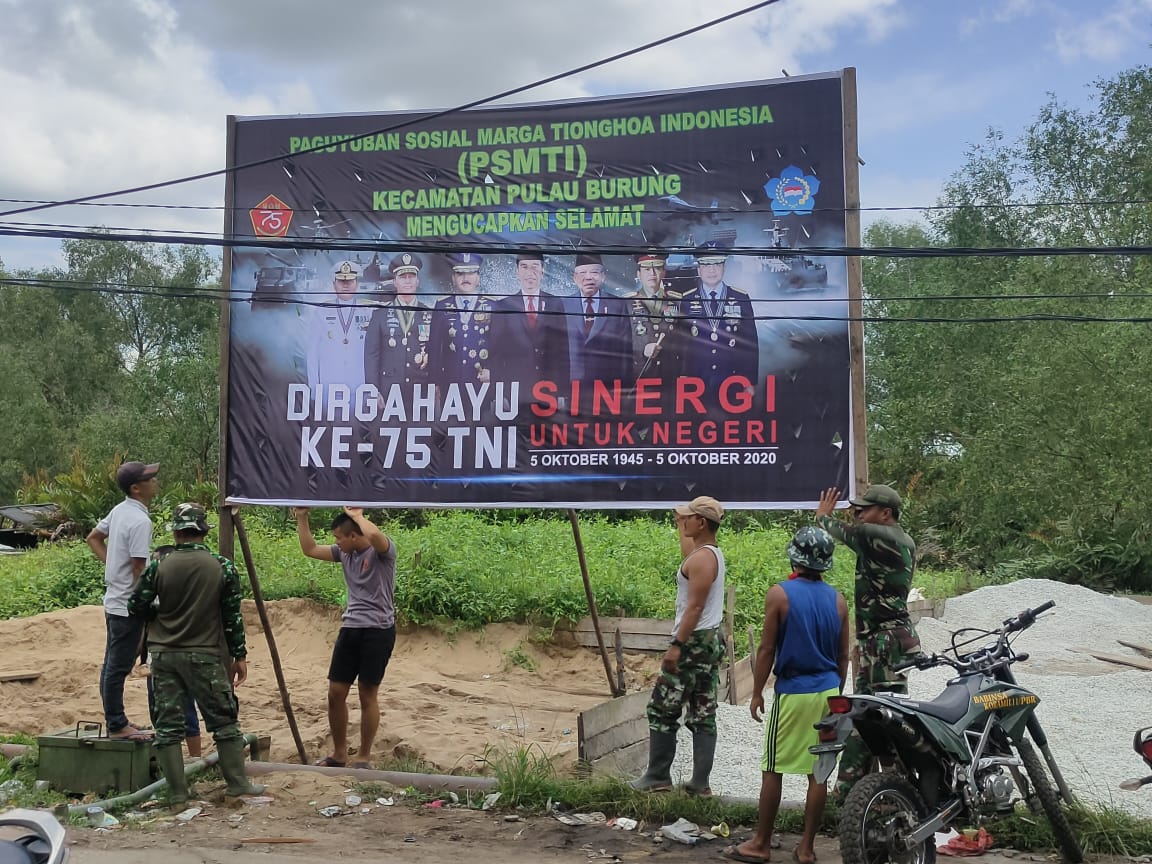 Koramil 11/Pulau burung Kodim 0314/Inhil mengadakan pemasangan Spanduk dalam Rangka HUT TNI Ke - 75 di Wilayah kec. Pulau Burung