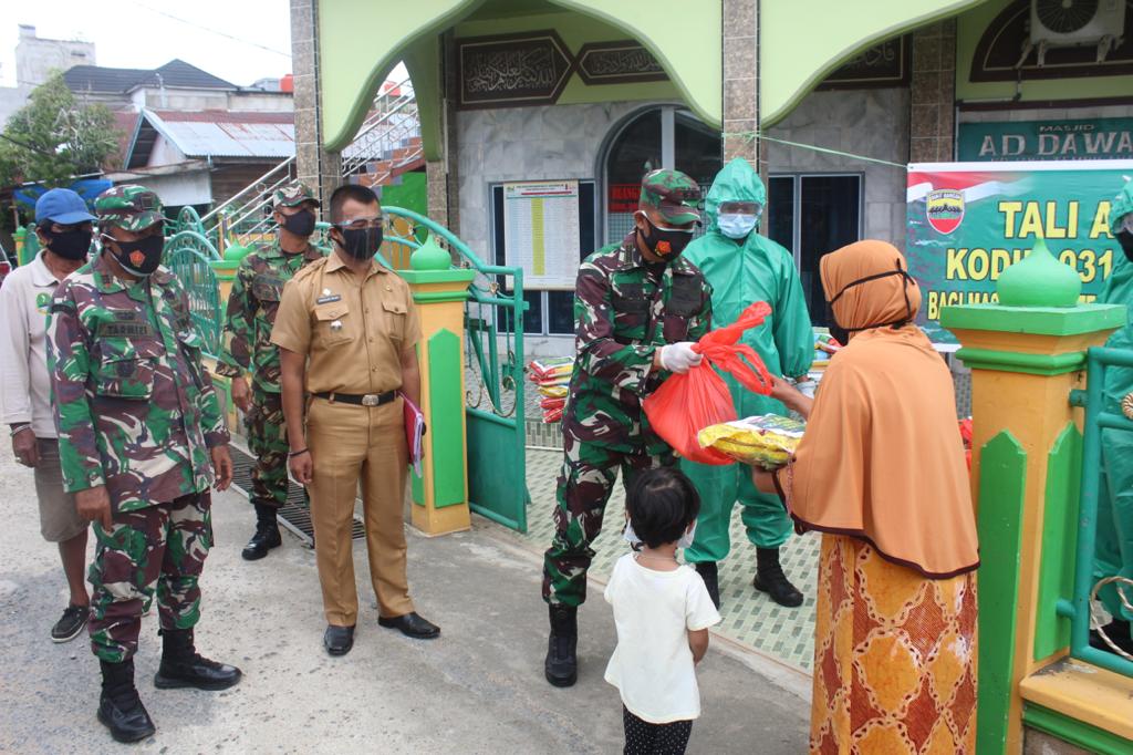 Dandim 0314/Inhil berikan bantuan kepada warga terdampak Covid -19