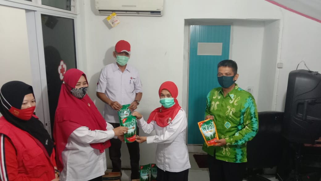 PMI Kab Inhil Serahkan Masker dan Pembersih Lantai ke Pengurus Kecamatan Se-Kabupaten Inhil