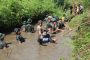 Kurangi Dampak Banjir, Ketua DPRD Inhil Terjun Langsung Membersihkan Anak Sungai