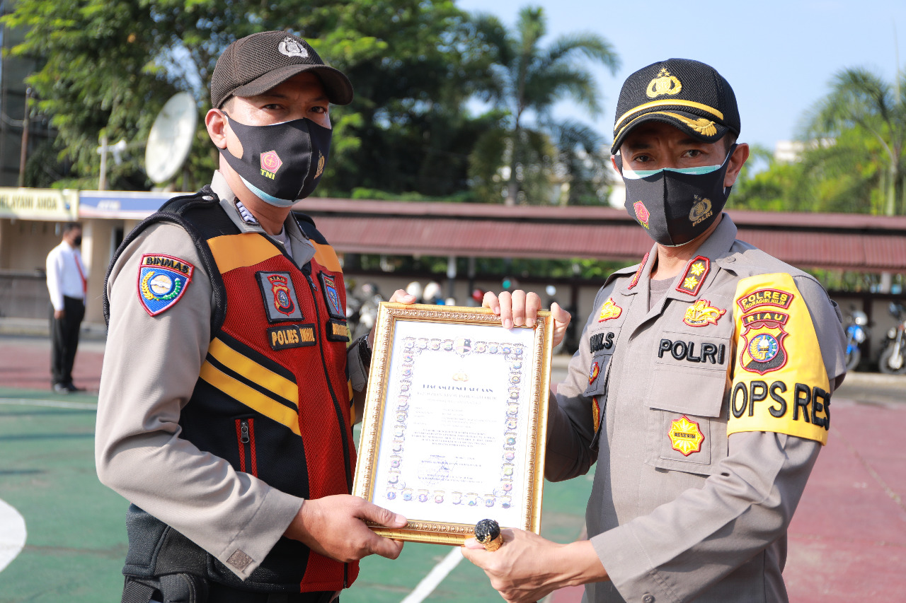 Bripka Ridho Warsika Bhabinkamtibmas Desa Sialang Panjang Raih Penghargaan Dari Kapolres Inhil