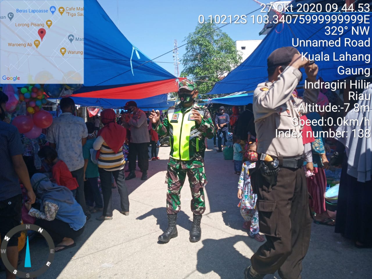 Serka Tota Simbolon Babinsa Kuala Lahang Koramil 05/Gas Himbai warga Memakai Masker