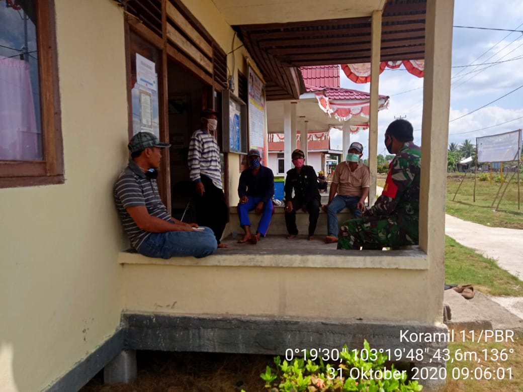 Babinsa Beringin Jaya Koramil 11/Pulau Burung Serda Supandi Lakukan Komunikasi Sosial kepada warga