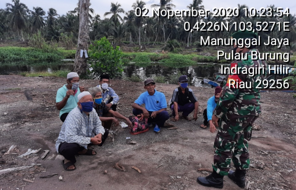 Sertu Yanuarsyah Babinsa Koramil 11/Pulau Burung Kodim 0314/InhilnLaksanakan giat sosialisasi Karhutla didesa Manunggal Jaya.