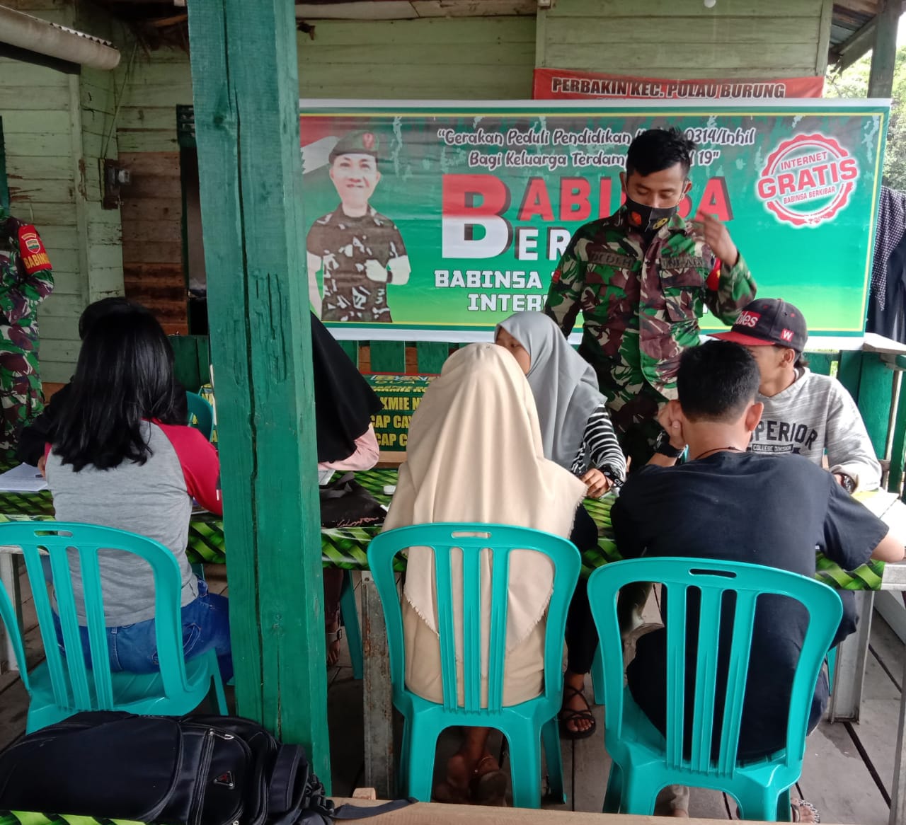 Pos Babinsa Koramil 11/Pulau Burung Kodim 0314/Inhil dijadikan Ruang Belajar Publik tempat pendampingan belajar daring