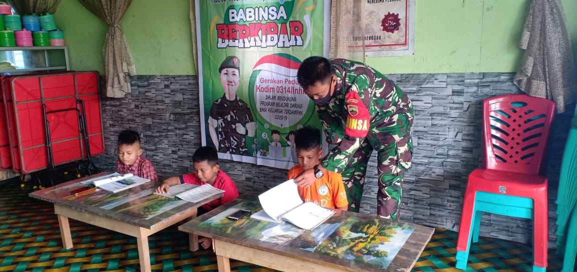 Ketulusan Serda Arif Babinsa Koramil 11/Pulau Burung Kodim 0314/Inhil dalam mendampingi anak anak belajar