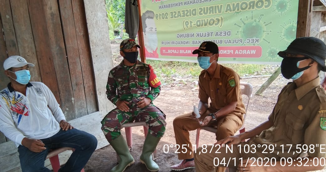 Serda Siswanto Babinsa Koramil 11/Pulau Burung Kodim 0314/Inhil bersama perangkat lakukan sosialiasi pencegahan Covid -19