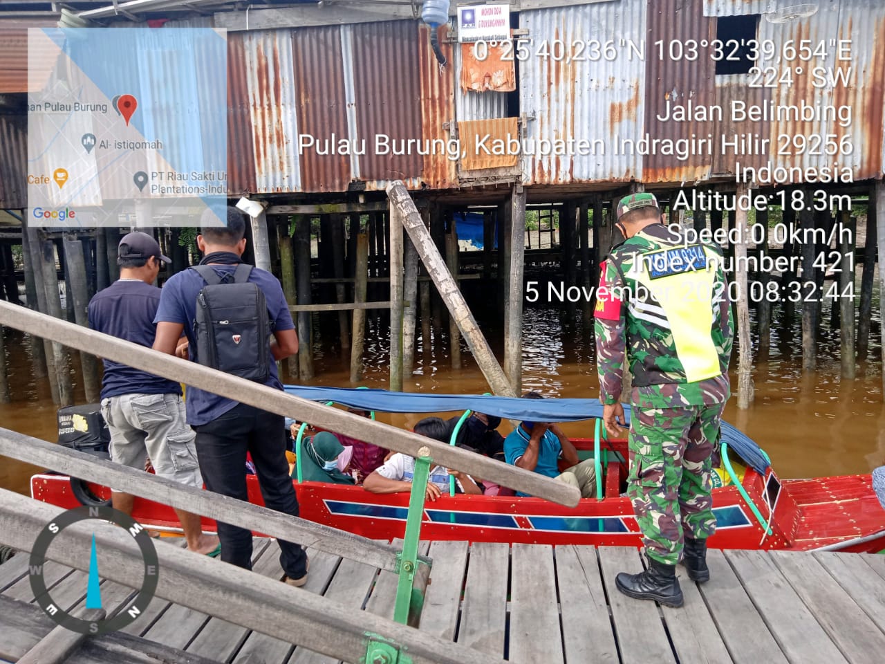 Pemeriksaan kepada penumpang speed boat Gakplin Protokes Babinsa Koramil 11/Pulau Burung Kodim 0314/Inhil Hari ini