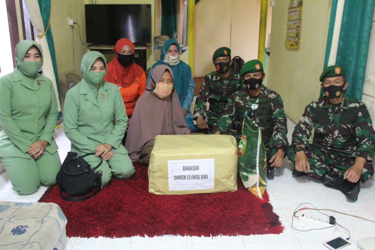 Menyambut hari Pahlawan Danrem 031/Wira Bima Brigjen TNI M Syech Ismed, S E, M.Han bersilaturahmi dengan putri dari Pahlawan Kemerdekaan asal Indragiri Hilir, Letda M Boya