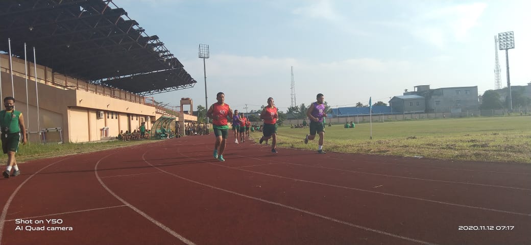 Anggota Koramil 11/Pulau Burung Kodim 0314/Inhil melaksanakan Kesegaran Jasmani di Lapangan stadion Beringin Tembilahan