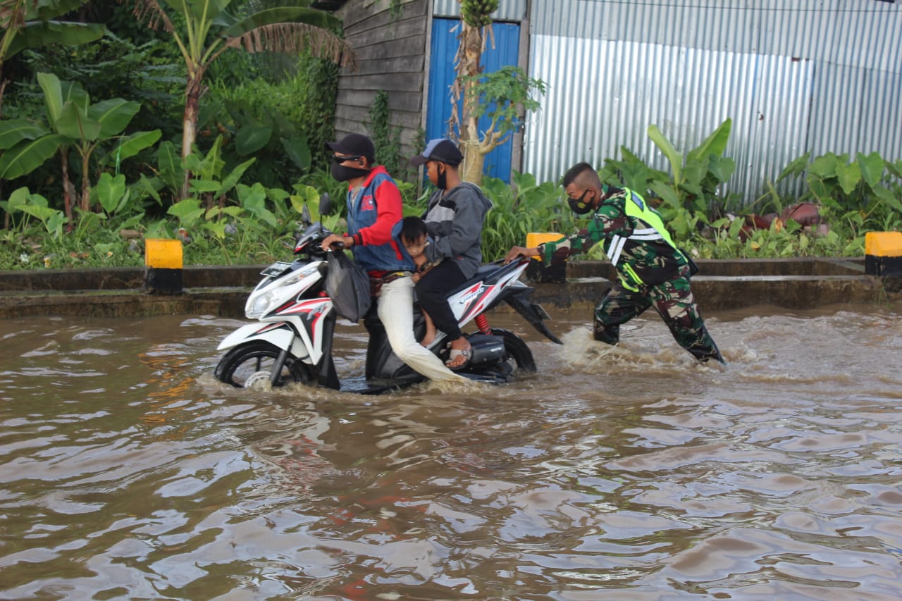 Guna mengantisipasi kecelakaan, dengan sigap Personil Kodim 0314/Inhil terjun langsung ke lapangan untuk membantu pengendara yang terjebak banjir di Jalan Lintas Parit 6,