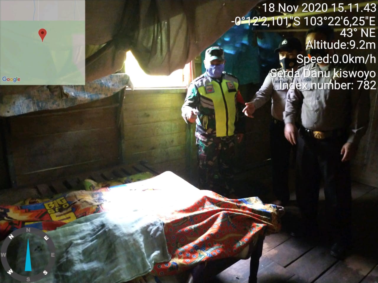 Babinsa Teluk Pinang Koramil 05/Gas Kodim 0314/Inhil Bantu Evakuasi Dua sosok Jenazah Suami Istri
