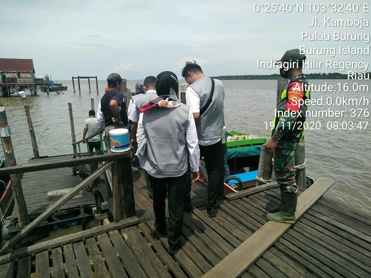 Babinsa Koramil 11/Pulau Burung Koramil 11/Pulau Burung Kodim 0314/Inhi dalam penegakkan disiplin protokesdi Pelabuhan 00