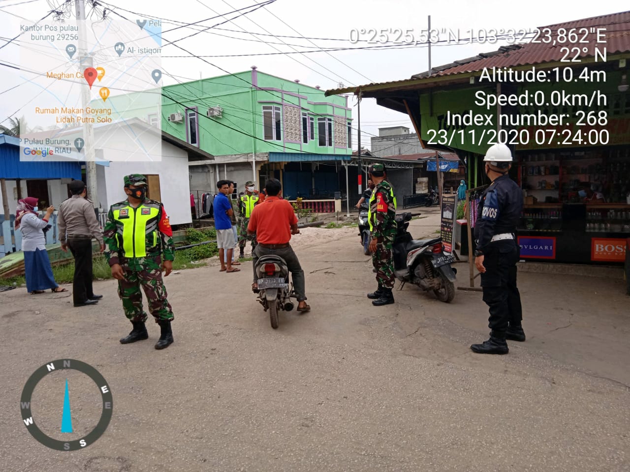 Anggota Koramil 11/Pulau Burung Kodim 0314/Inhil dipimpin sertu yanuarsyah melaksanakan giat Protokol kesehatan di Parit 2 simpang jalan pendidikan Desa Pulau Burung Kecamatan Pulau Burung