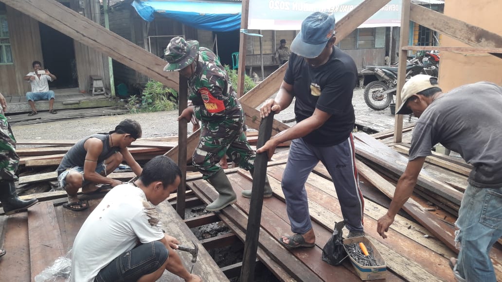 Babinsa Koramil 05/Gaung Anak Serka Kodim 0314/Inhil dalam Mendukung Pembangunan RTLH Bagi Lansia