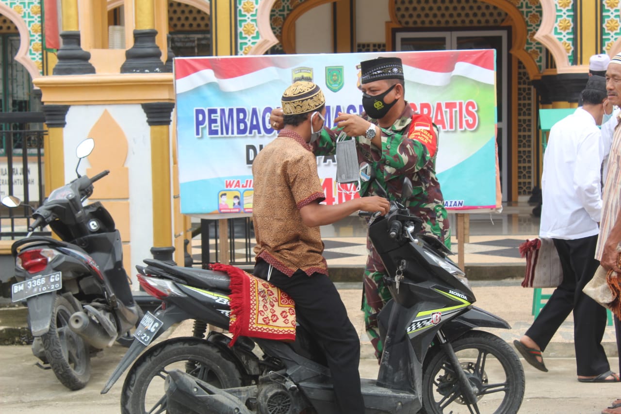 Seperti biasa, setiap hari Jum'at menjelang dilaksanakannya shalat Jum'at, personil dari Kodim 0314/Inhil bersama anggota Babinsa Koramil 01/Tembilahan membagikan masker