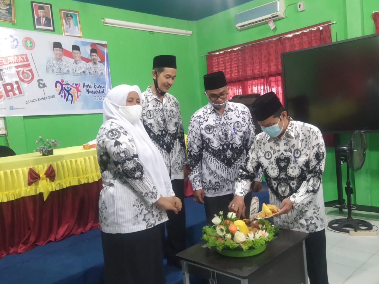 Pemotongan Tumpeng, Pemberian Hadiah dan Piagam Penghargaan Meriahkan Perayaan HUT PGRI dan HGN 2020